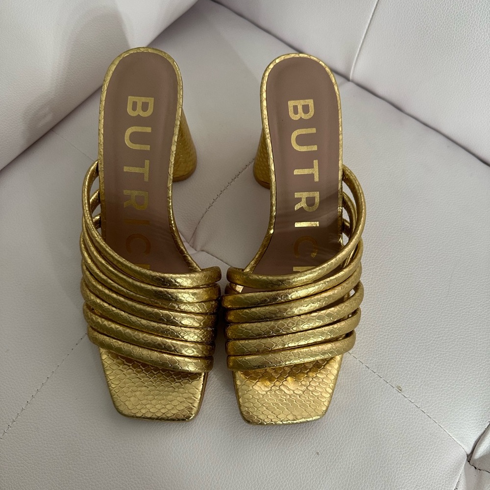 Gorgeous Gold Heels - Picture 2 of 4
